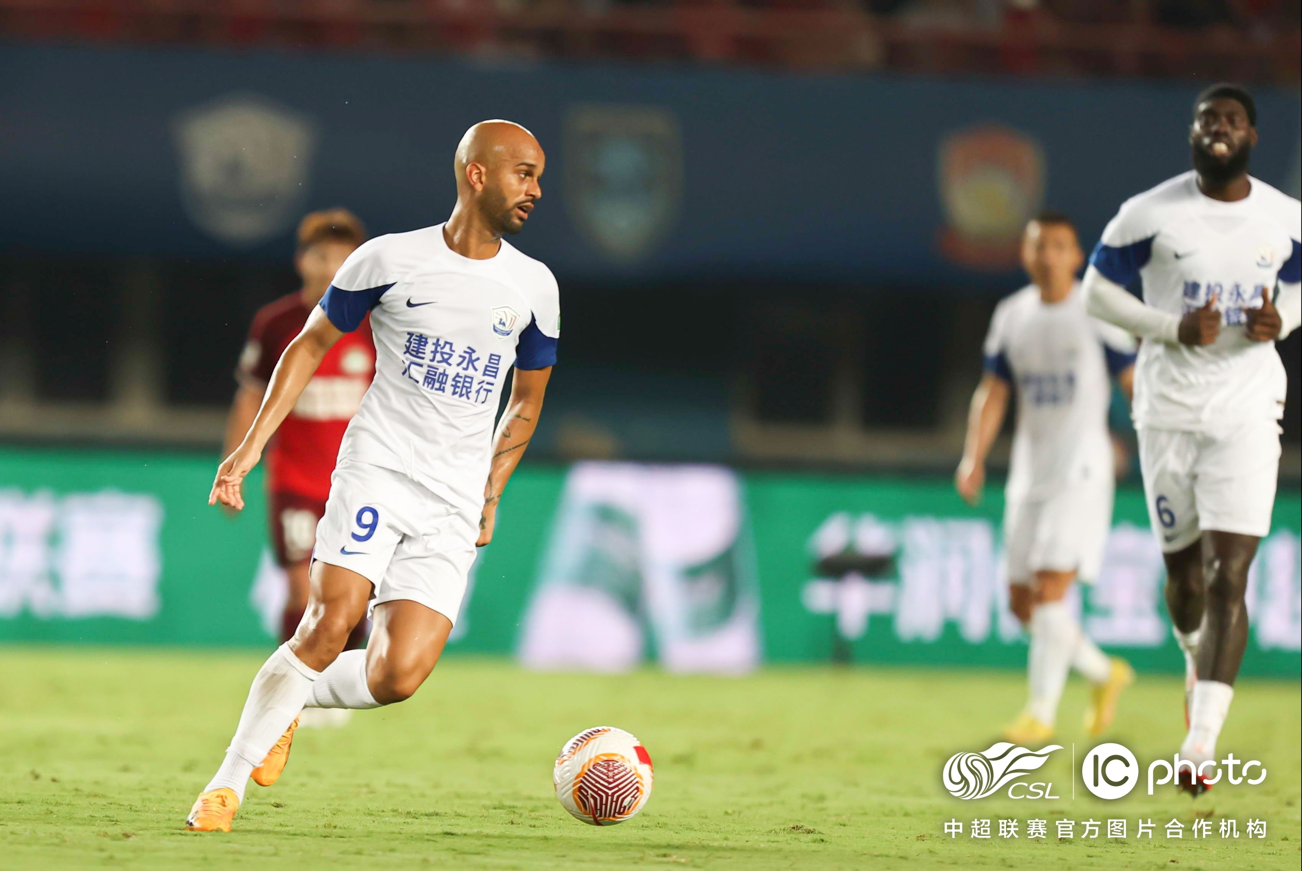 关于关键时刻欧超杯传出新动向，芝加哥公牛远射贴柱，管理层表态——球迷炸锅，年轻球员得到机会的信息